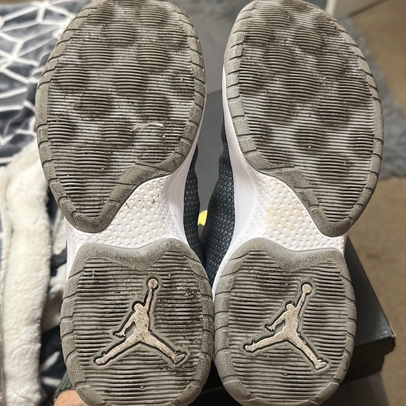 Jordan B.Fly BG, COOL GREY/ WHITE- WOLF GREY. SIZE 6 Youth, Size 7.5 Women’s. - Picture 5 of 6